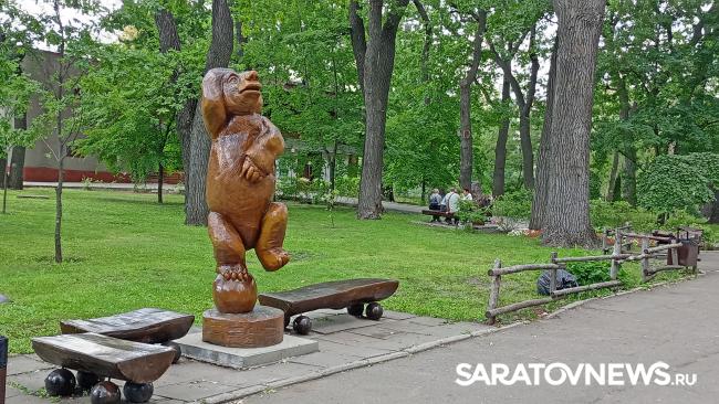 Трагедия в горпарке: на месте гибели девочки саратовцы начали устраивать мемориал Трагедия в горпарке: на месте гибели девочки саратовцы начали устраивать мемориал
