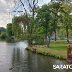 Трагедия в горпарке: на месте гибели девочки саратовцы начали устраивать мемориал Трагедия в горпарке: на месте гибели девочки саратовцы начали устраивать мемориал