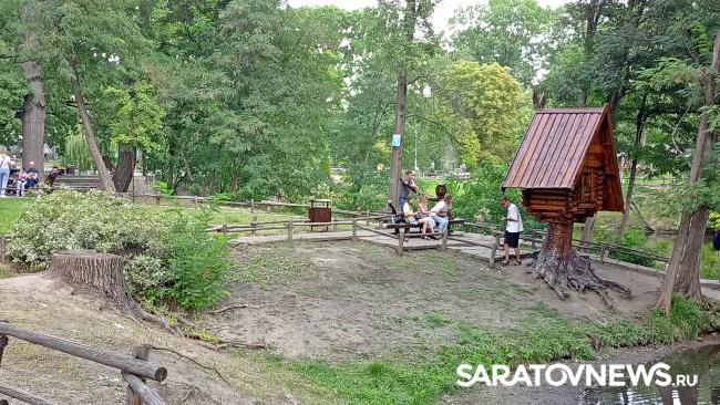Трагедия в горпарке: на месте гибели девочки саратовцы начали устраивать мемориал Трагедия в горпарке: на месте гибели девочки саратовцы начали устраивать мемориал
