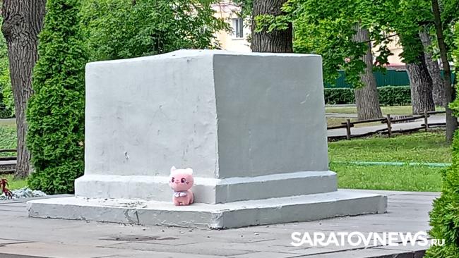Трагедия в горпарке: на месте гибели девочки саратовцы начали устраивать мемориал Трагедия в горпарке: на месте гибели девочки саратовцы начали устраивать мемориал