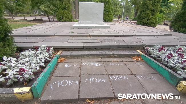 Трагедия в горпарке: на месте гибели девочки саратовцы начали устраивать мемориал Трагедия в горпарке: на месте гибели девочки саратовцы начали устраивать мемориал