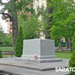 Трагедия в горпарке: на месте гибели девочки саратовцы начали устраивать мемориал Трагедия в горпарке: на месте гибели девочки саратовцы начали устраивать мемориал