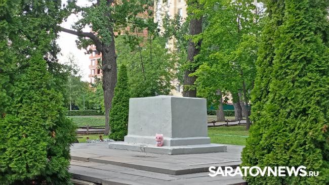 Трагедия в горпарке: на месте гибели девочки саратовцы начали устраивать мемориал Трагедия в горпарке: на месте гибели девочки саратовцы начали устраивать мемориал