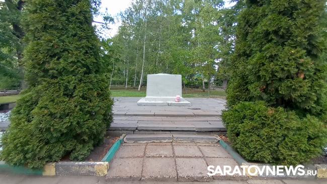 Трагедия в горпарке: на месте гибели девочки саратовцы начали устраивать мемориал Трагедия в горпарке: на месте гибели девочки саратовцы начали устраивать мемориал