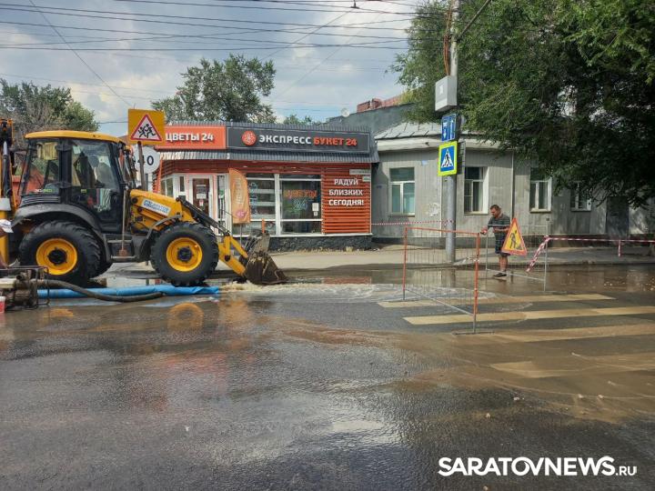 Коммунальщики устроили потоп на улице Чернышевского в Саратове Коммунальщики устроили потоп на улице Чернышевского в Саратове