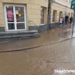 Коммунальщики устроили потоп на улице Чернышевского в Саратове