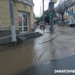 Коммунальщики устроили потоп на улице Чернышевского в Саратове