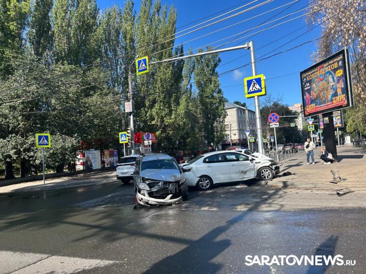 В центре Саратова в ДТП пострадали два пенсионера В центре Саратова в ДТП пострадали два пенсионера