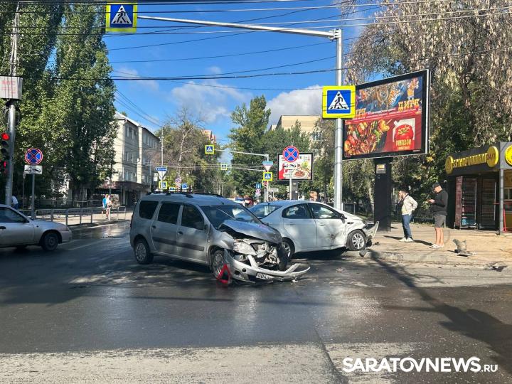 В центре Саратова в ДТП пострадали два пенсионера В центре Саратова в ДТП пострадали два пенсионера