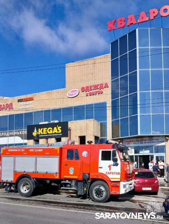 В саратовском ТЦ загорелась бильярдная, людей вывели на улицу В саратовском ТЦ загорелась бильярдная, людей вывели на улицу