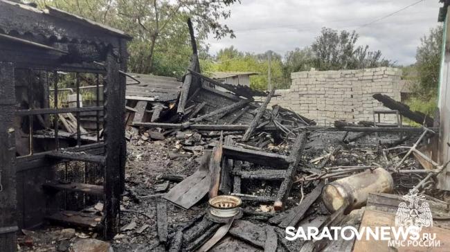 В Калининске ребенок играл с огнём и спалил два дома В Калининске ребенок играл с огнём и спалил два дома