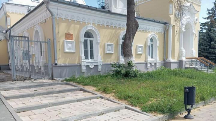 В Вольске благоустраивают территорию детской школы искусств В Вольске благоустраивают территорию детской школы искусств