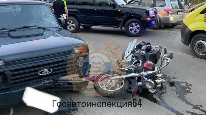 Две машины и мотоцикл столкнулись в Саратове: байкер госпитализирован Две машины и мотоцикл столкнулись в Саратове: байкер госпитализирован