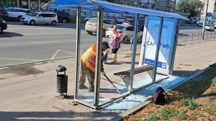 В Саратове вандалы разбили остановку на Улешах В Саратове вандалы разбили остановку на Улешах