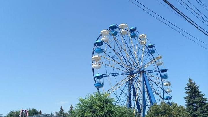В саратовском горпарке с карусели упала девочка В саратовском горпарке с карусели упала девочка