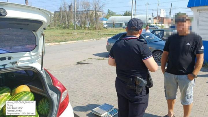 В Энгельсе четверо незаконных торговцев были отправлены под арест В Энгельсе четверо незаконных торговцев были отправлены под арест