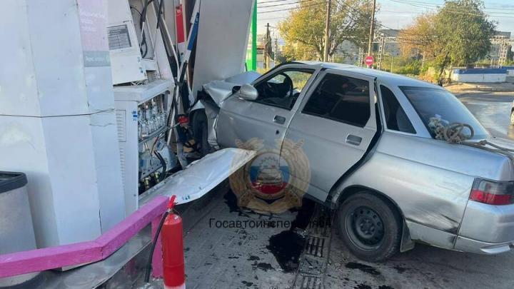 В Саратове «десятка» врезалась в заправку: молодой водитель в больнице В Саратове «десятка» врезалась в заправку: молодой водитель в больнице