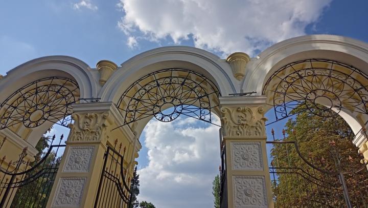 Годовалую девочку насмерть придавило деревянной фигурой в горпарке Саратова Годовалую девочку насмерть придавило деревянной фигурой в горпарке Саратова