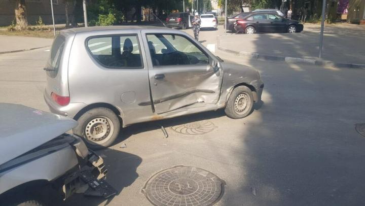 В квартале от горпарка в Саратове двое пострадали в ДТП В квартале от горпарка в Саратове двое пострадали в ДТП