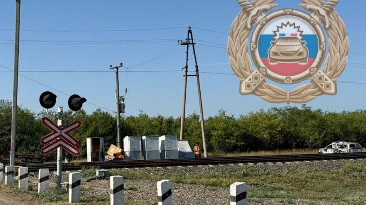 В Саратовской области легковая машина выскочила на пути перед приближающимся поездом В Саратовской области легковая машина выскочила на пути перед приближающимся поездом