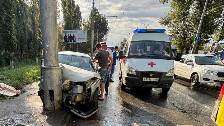 «Десятка» врезалась в столб на Шехурдина: парень с девушкой в больнице