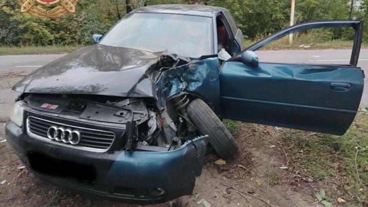 В Калининске водитель Audi врезался в дерево и попал в больницу В Калининске водитель Audi врезался в дерево и попал в больницу