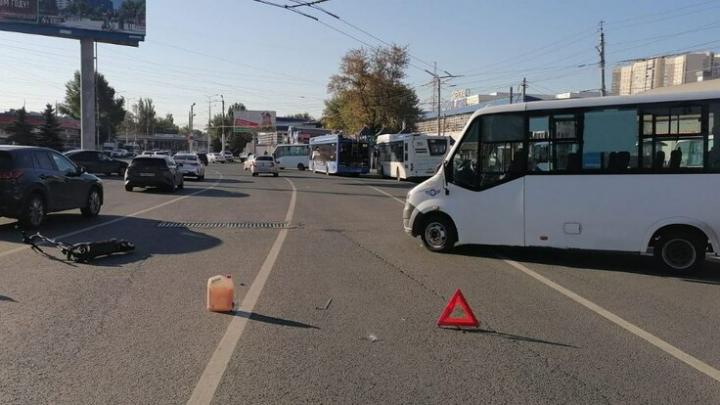 Маршрутка сбила мужчину на самокате на 3-й Дачной в Саратове Маршрутка сбила мужчину на самокате на 3-й Дачной в Саратове