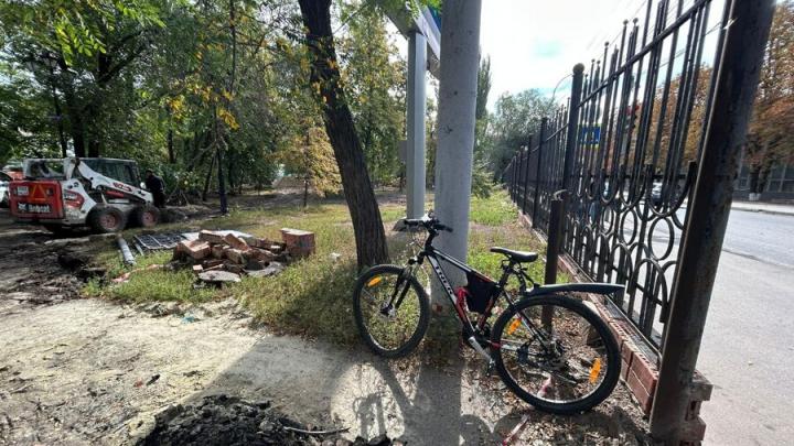 У Детского парка в Саратове погрузчик столкнулся с велосипедисткой У Детского парка в Саратове погрузчик столкнулся с велосипедисткой