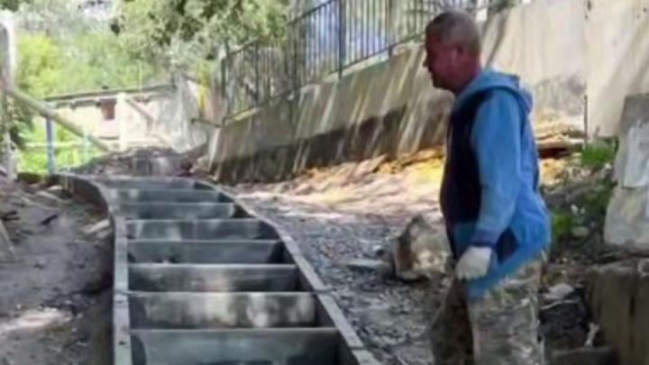 Вандалы повредили бордюр на строящемся спуске на Лопатиной горе в Саратове Вандалы повредили бордюр на строящемся спуске на Лопатиной горе в Саратове