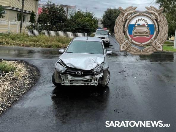 В Балакове автомобиль скорой помощи попал в ДТП с «Грантой» В Балакове автомобиль скорой помощи попал в ДТП с «Грантой»