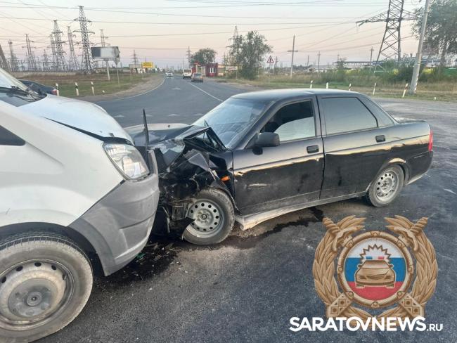 Молодой водитель на «Приоре» пострадал в аварии с «ГАЗоном» в Балакове Молодой водитель на «Приоре» пострадал в аварии с «ГАЗоном» в Балакове