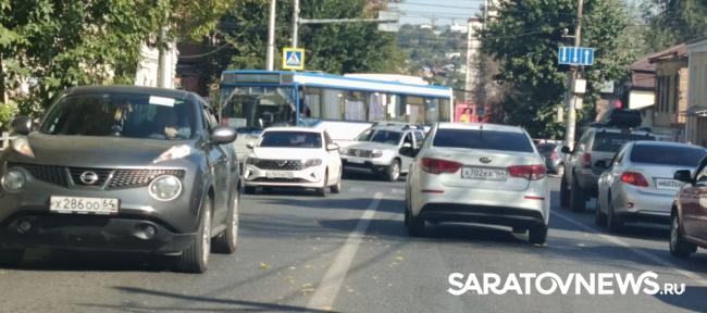 В центре Саратова автобус № 2Д попал в ДТП с иномаркой В центре Саратова автобус № 2Д попал в ДТП с иномаркой
