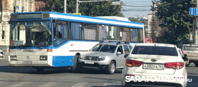 В центре Саратова автобус № 2Д попал в ДТП с иномаркой В центре Саратова автобус № 2Д попал в ДТП с иномаркой