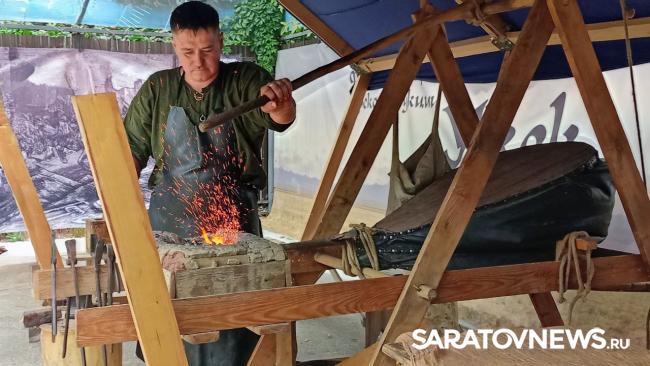 На фестивале «Укек» в Саратове чеканили монеты, вили верёвки, получали предсказания гадалок На фестивале «Укек» в Саратове чеканили монеты, вили верёвки, получали предсказания гадалок