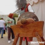 На фестивале «Укек» в Саратове чеканили монеты, вили верёвки, получали предсказания гадалок