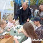 На фестивале «Укек» в Саратове чеканили монеты, вили верёвки, получали предсказания гадалок