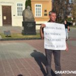 В Саратове прошли одиночные пикеты в поддержку строительства новой школы в микрорайоне Молодежный