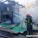 В Энгельсе три расчета тушат нежилой дом В Энгельсе три расчета тушат нежилой дом