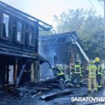 В Энгельсе три расчета тушат нежилой дом В Энгельсе три расчета тушат нежилой дом
