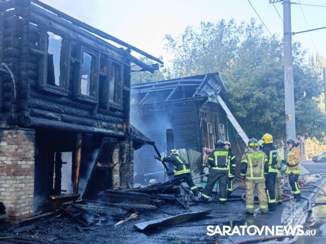 В Энгельсе три расчета тушат нежилой дом В Энгельсе три расчета тушат нежилой дом