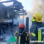 В Энгельсе три расчета тушат нежилой дом В Энгельсе три расчета тушат нежилой дом