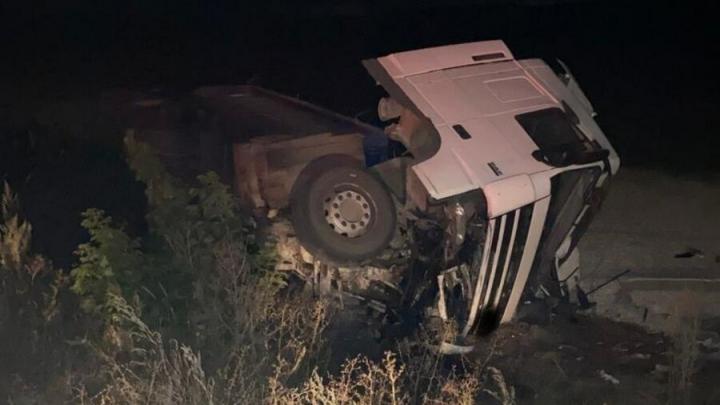 Грузовик перевернулся на трассе под Вольском: водитель в больнице Грузовик перевернулся на трассе под Вольском: водитель в больнице