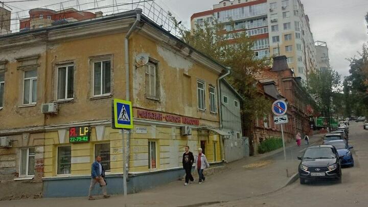 Сын спас пожилую мать из горящей квартиры в Саратове Сын спас пожилую мать из горящей квартиры в Саратове