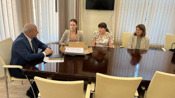 Министр образования региона поддерживает активистов строительства школы в микрорайоне Молодежный Министр образования региона поддерживает активистов строительства школы в микрорайоне Молодежный