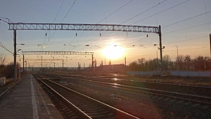 Водитель под Саратовом выскочил под грузовой поезд Водитель под Саратовом выскочил под грузовой поезд