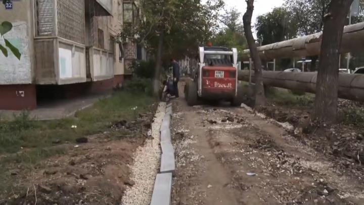 В Энгельсе благоустраивают тротуары у школ и соцобъектов В Энгельсе благоустраивают тротуары у школ и соцобъектов