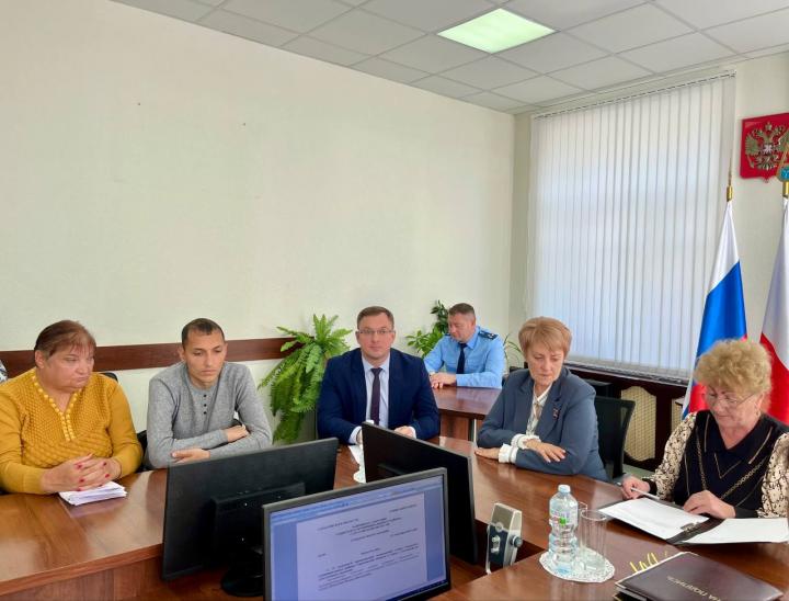 В Озинском районе сменилась власть: Галяшкина ушла в облдуму, обязанности главы исполняет Перин