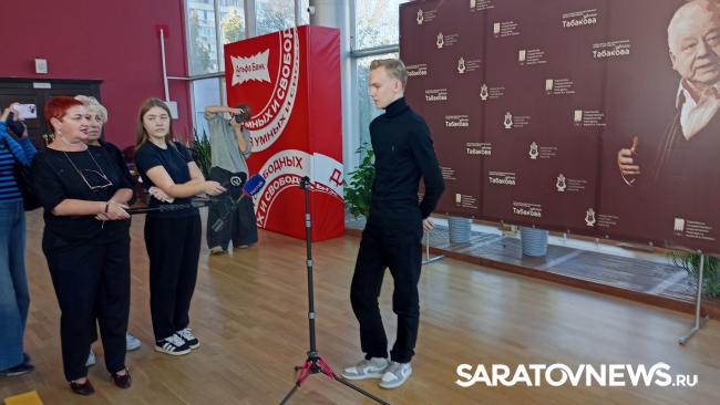 «Матросская тишина» в Саратове: актер Миллер сравнил спектакль с велосипедом