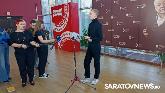 «Матросская тишина» в Саратове: актер Миллер сравнил спектакль с велосипедом «Матросская тишина» в Саратове: актер Миллер сравнил спектакль с велосипедом