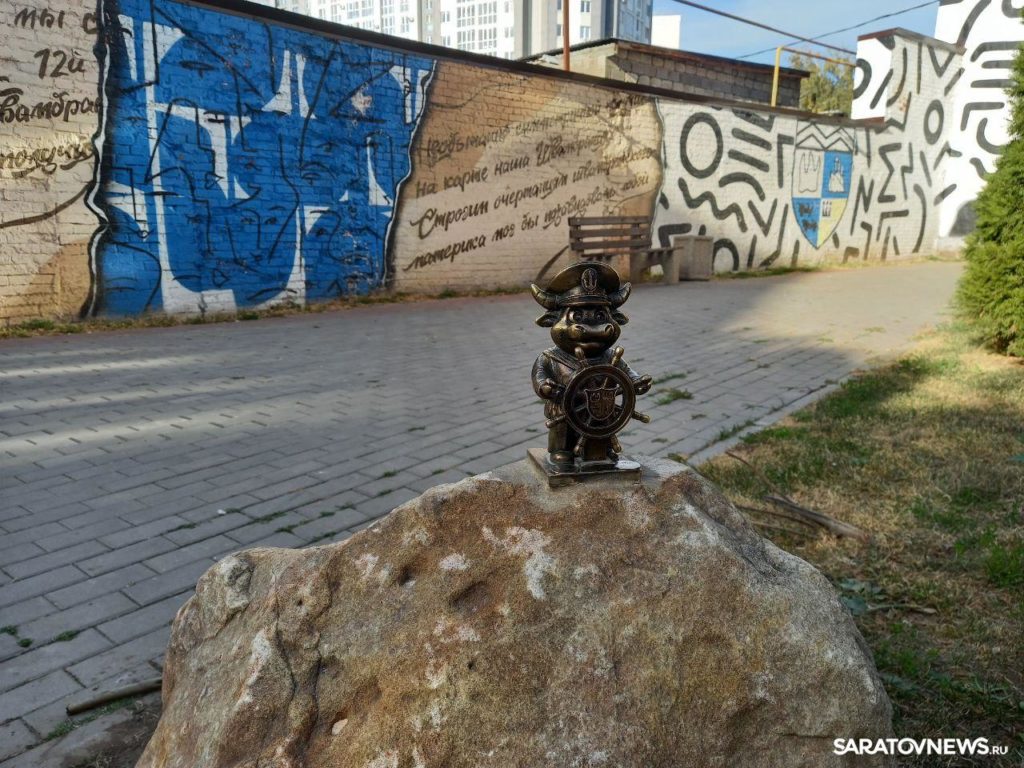 В Энгельсе появился туристический трек с миниатюрными скульптурами символа города